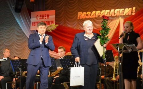 В Мариуполе сотрудников ТТУ и Автодора поздравили с Днем автомобилиста (ФОТО)