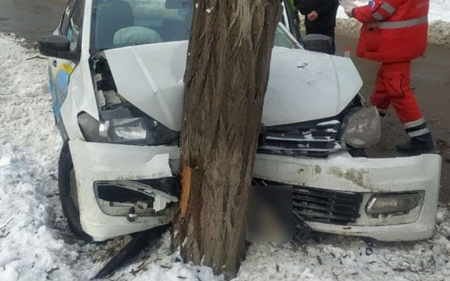 В Мариуполе таксист врезался в дерево: есть пострадавшие