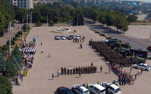 Технологии, бронетехника и вооружение: в Мариуполе отпраздновали День Нацполиции (ФОТО)