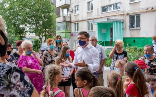 Современные беседки, качели и лавочки: в Мариуполе обустроили уютные дворы