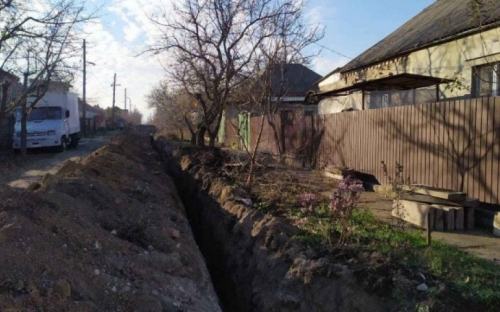 В частном секторе Мариуполя заменили около 300 метров аварийного водопровода
