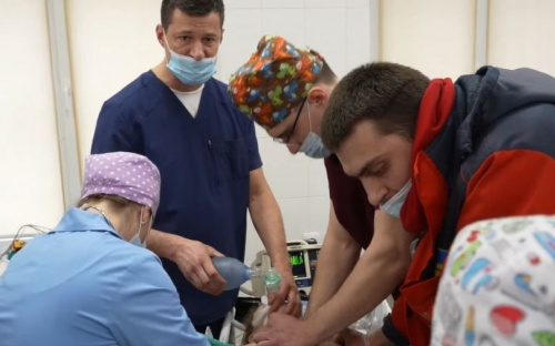 Как в мариупольской больнице спасали маленькую девочку (ВИДЕО, 18+)