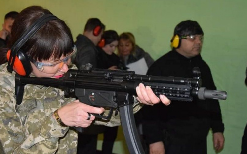 В Мариуполе журналисты стреляли из оружия и оказывали первую помощь (ВИДЕО)