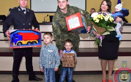 Многодетная семья с тремя будущими полицейскими получила жилье в Мариуполе (ВИДЕО)