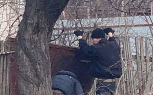 В Мариуполе неизвестные ломали металлический забор частного дома (ФОТОФАКТ)