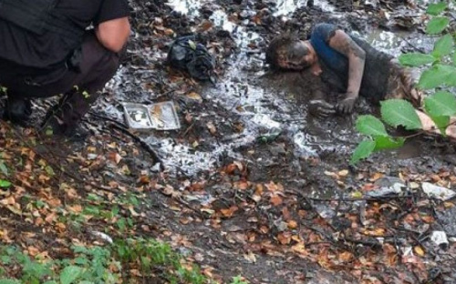 Женщина в шоковом состоянии лежала в заболоченном овраге в Мариуполе