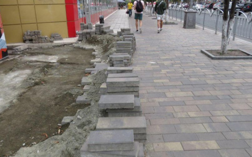 В центре Мариуполя переукладывают новый тротуар (ФОТОФАКТ)