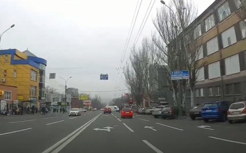 За нарушение ПДД на измененной схеме дорожного движения в центре Мариуполя начали штрафовать