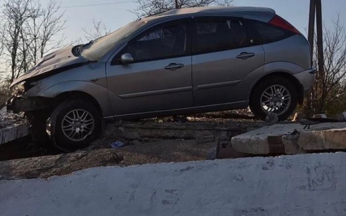 Под Мариуполем - смертельное ДТП: под рухнувшей остановкой погибла женщина, трое людей - в больнице