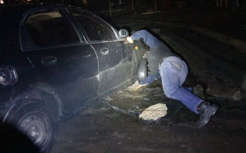 В мариупольском дворе в яму-ловушку угодили поочередно несколько авто (ФОТО)