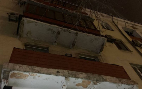 В центре Мариуполя обрушилась часть балкона (ФОТОФАКТ)