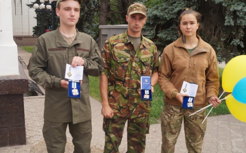 Мариупольские студенты-добровольцы получили награды за освобождение города (ФОТО)