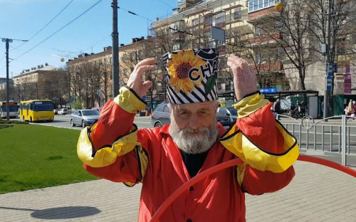 Известный мариуполец дедушка Вова променял гейш на «Шанель»