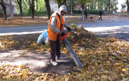 Мы в Европе! В Мариуполе начали пылесосить улицы (ФОТО+ВИДЕО)