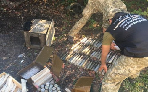 В заброшенном доме вблизи Мариуполя нашли тайник со взрывчаткой и боеприпасами
