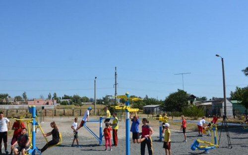 Спортивную площадку на окраине Мариуполя оборудовали антивандальными тренажерами (ФОТО)