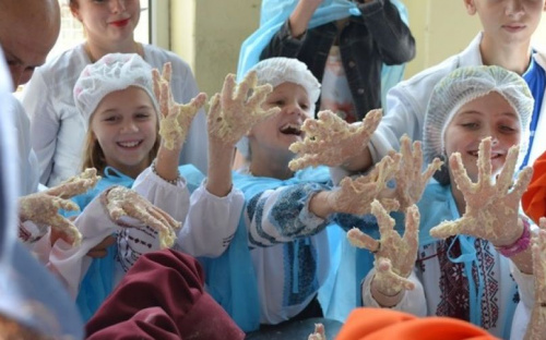В Мариуполе дети замесили «Каравай мира» (ФОТО)
