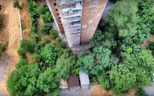 В Мариуполе с «пизанской башни» сбросилась 16-летняя девушка