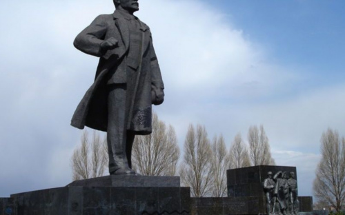 Ленина, большого и маленького, в Мариуполе пустят с молотка (ФОТО)