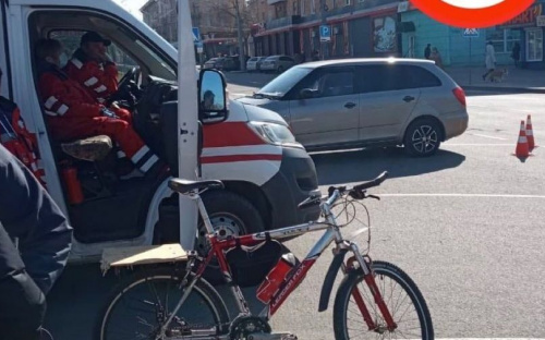 В Мариуполе автомобиль сбил велосипедиста: пострадавшего увезла «скорая»
