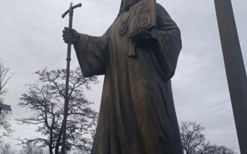 На въезде в Мариуполь открыли скульптуру Митрополита Игнатия (ФОТО)