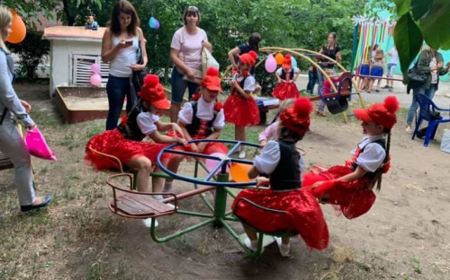 Мариупольцы целыми семьями активно включаются в праздники двора (ФОТО)