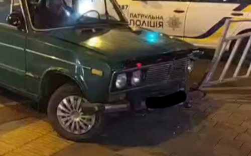 В центре Мариуполя автомобиль влетел в металлическое ограждение (ДОПОЛНЕНО)