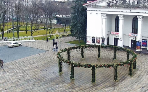 Главную елку Мариуполя увезли с Театральной площади