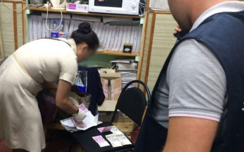В Мариуполе чиновница обещала за деньги оформить загранпаспорт в обход электронной очереди (ФОТО)