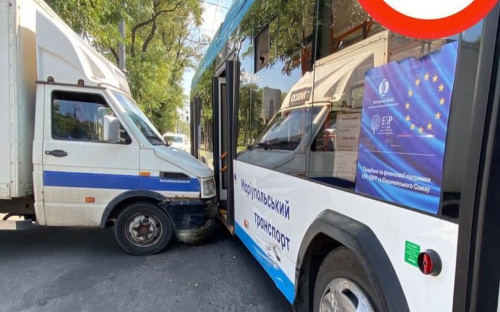 В Мариуполе автомобиль без водителя врезался в троллейбус