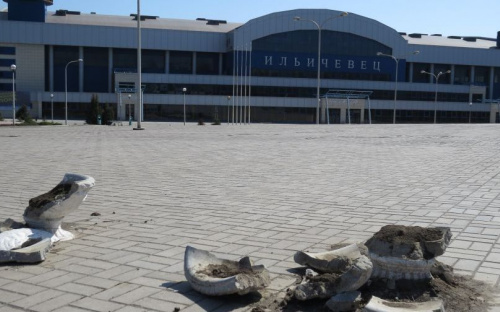 На площади Воинов-освободителей Мариуполя уничтожено более половины декоративных вазонов (ФОТОФАКТ)