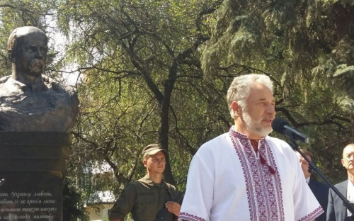 На Донбассе на одного Шевченко больше: в Угледаре открыли памятник Кобзарю