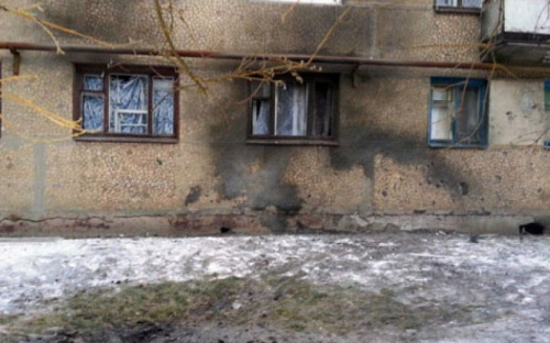 На Донетчине около многоэтажного дома упали снаряды