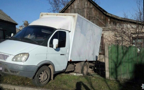 На Донетчине оставленный автомобиль наехал на женщину, повредил забор и дом
