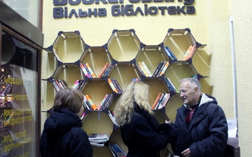 На Донетчине появилась новая уличная библиотека