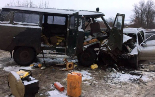 На Донетчине при лобовом столкновении автомобилей пострадали 8 человек