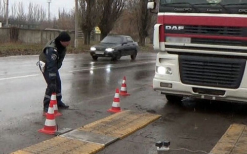 На дорогах Донетчины взвешивают фуры