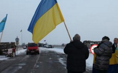 На границе Крыма мариупольцы развернули флаг Украины