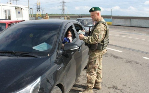 На КПВВ граждане предлагают пограничникам взятки