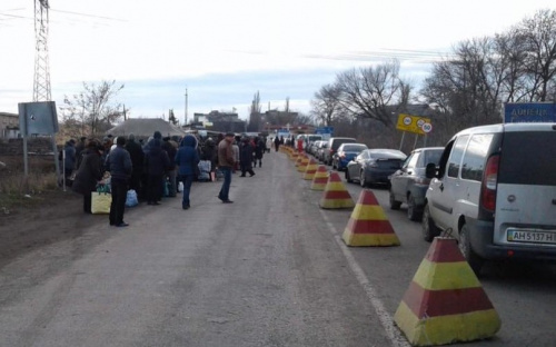 На КПВВ в Донбассе фиксируют мощный наплыв людей