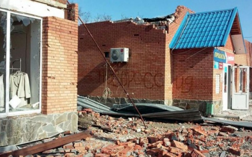 На поселок под Мариуполем упало более 100 мин