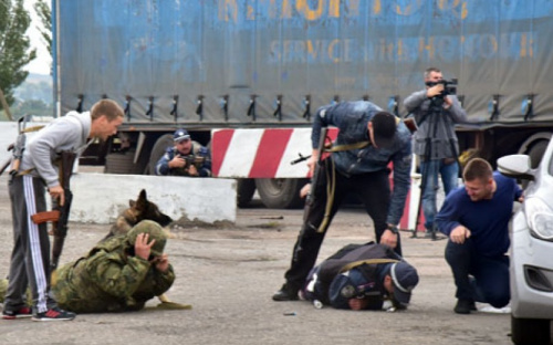 На посту в Мангуше полицейские с трудом отбили учебное нападение