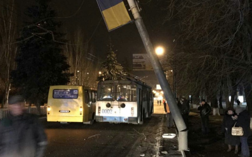 На проспекте Мира столб может в любую минуту упасть на проезжающие автомобили
