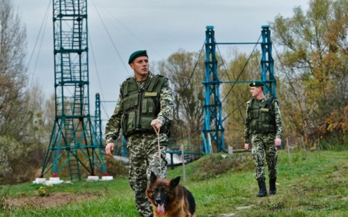 На трех КПВВ одни и те же люди несколько раз пытались дать взятку