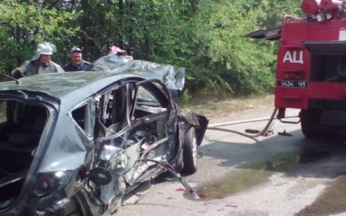 На убитой мариупольской трассе в страшном ДТП погибли 2 человека (ФОТО)