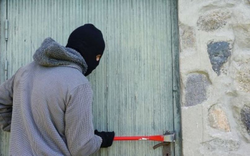 В Мариуполе два товарища обокрали пенсионерку
