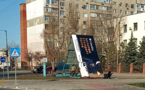 В Мариуполе демонтировали большую металлическую конструкцию