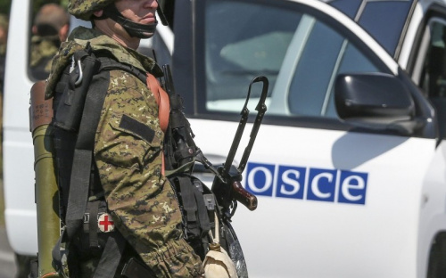 На Донбассе боевики, угрожая оружием, обыскали автомобиль ОБСЕ