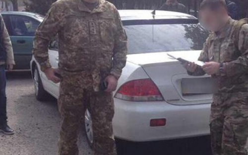 Начальник отдела военкомата в Мариуполе за деньги освобождал призывников от армии