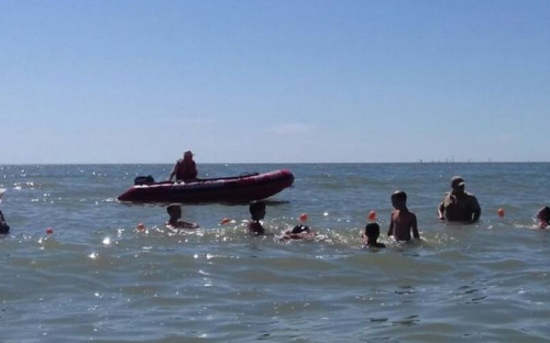 В Мариуполе 15 отдыхающих унесло на надувных матрацах в море (ФОТО)